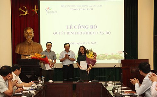 Tổng cục trưởng Tổng cục Du lịch Nguyễn Văn Tuấn tặng hoa chúc mừng những đồng chí được bổ nhiệm lại là Phó Viện trưởng Viện Nghiên cứu Phát triển Du lịch